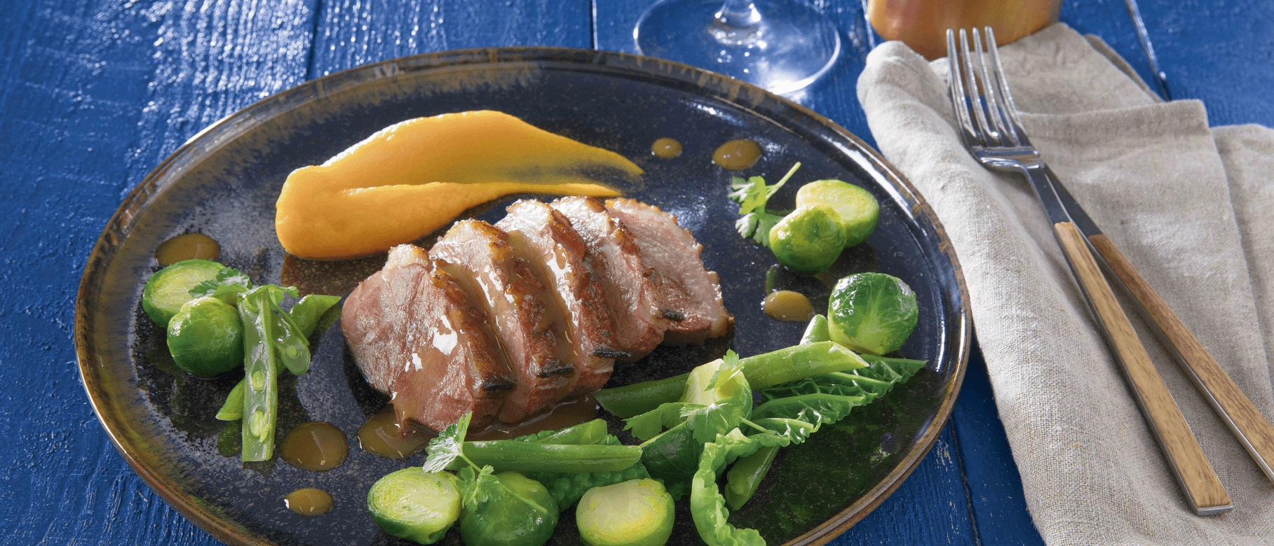 Eendenborstfilet met groene groenten, pompoenpuree en rodewijnsaus