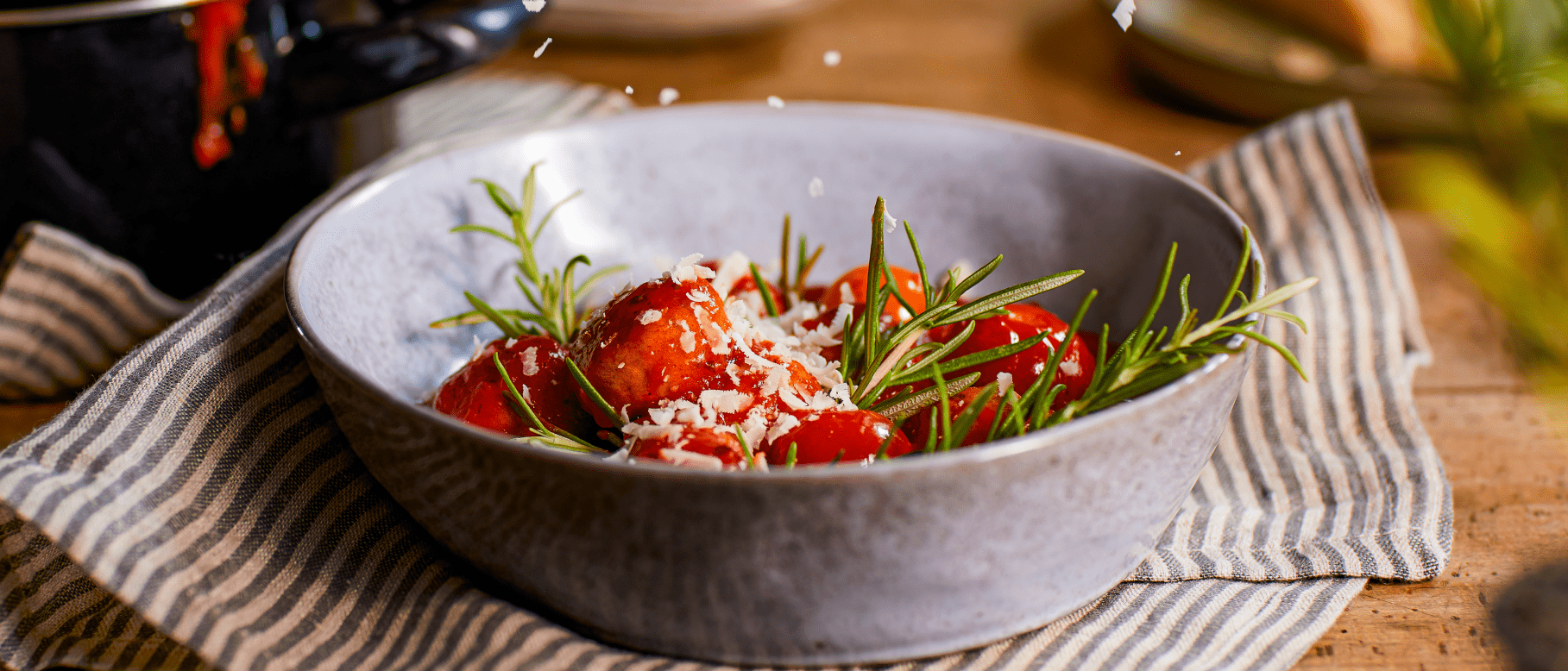 Kerstballetjes in tomatensaus met sneeuw van Parmezaanse kaas