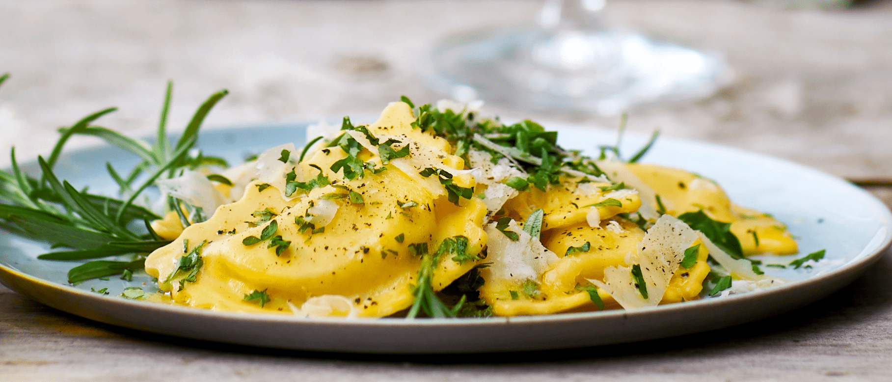 Mezzelunepasta met truffel en boter-citroensaus