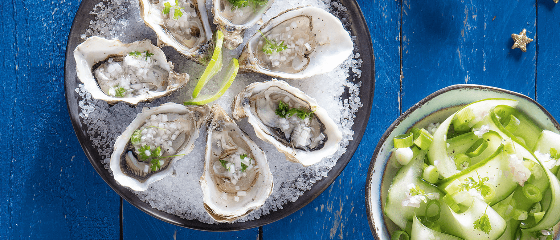 Oesters met wittewijndressing en een fris komkommerslaatje