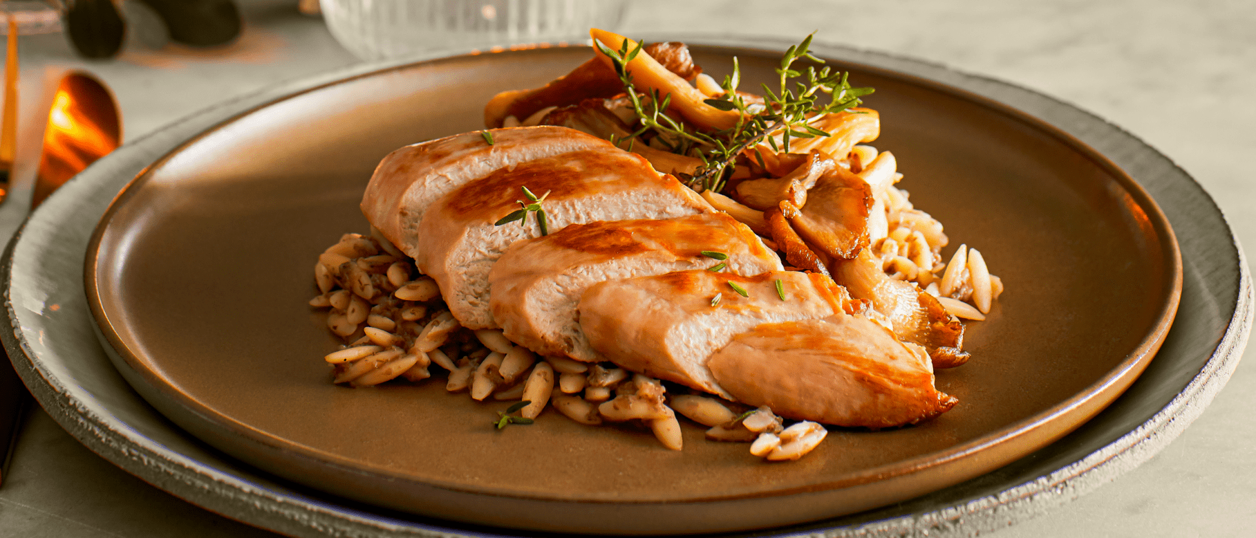 Parelhoenfilet met risotto van orzo en oesterzwammen