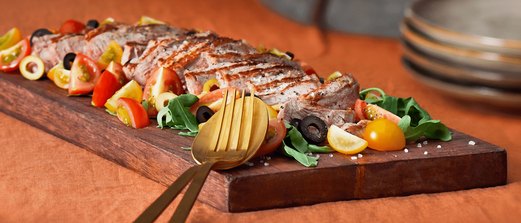 Tagliata van dunne lende met gele en rode tomaten