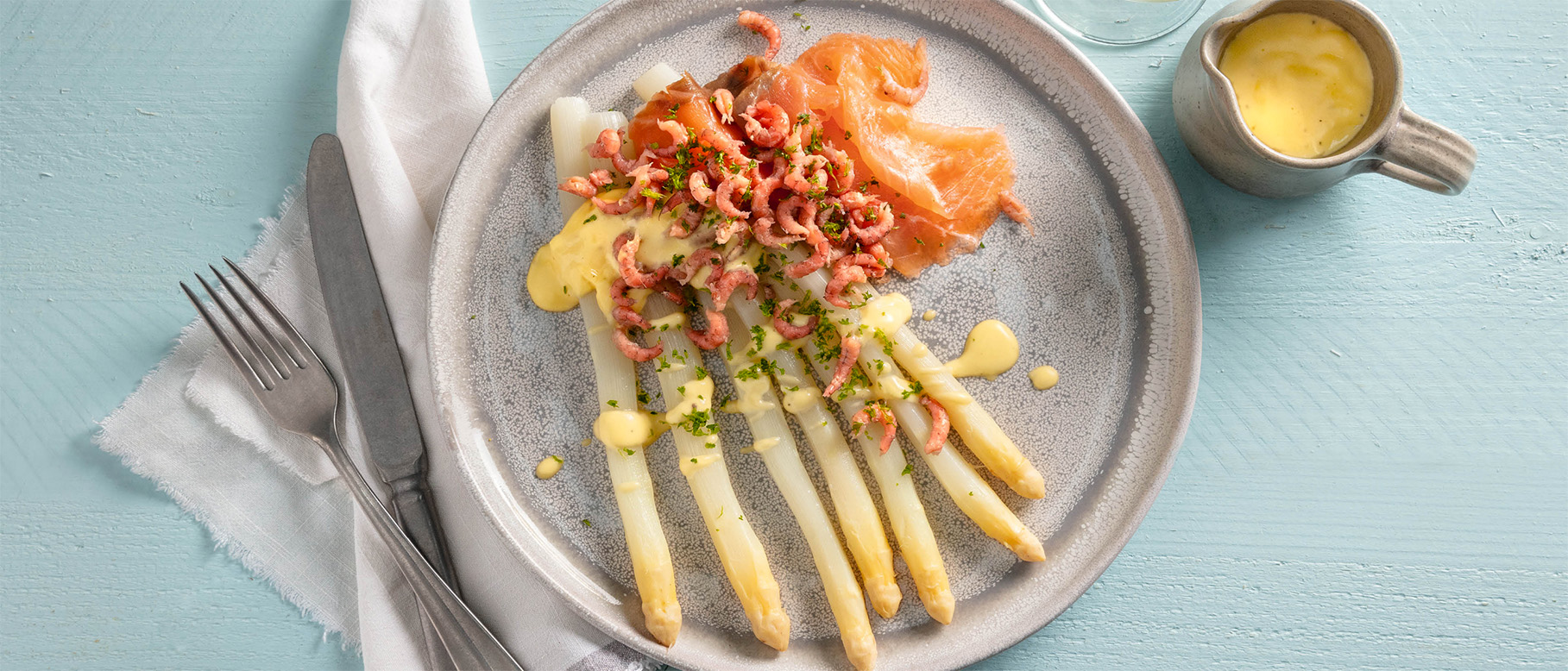 Asperges met gerookte zalm, garnaaltjes en hollandaisesaus