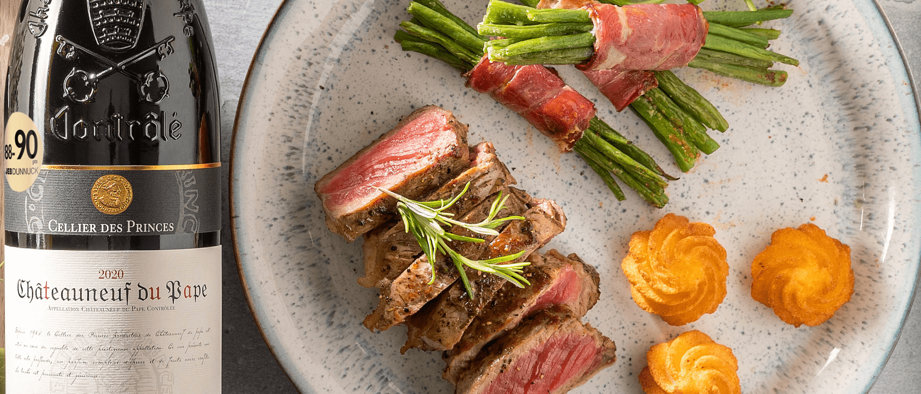 Dunne lende met look-rozemarijnmarinade, rodewijnsaus en bonenrolletjes met spek