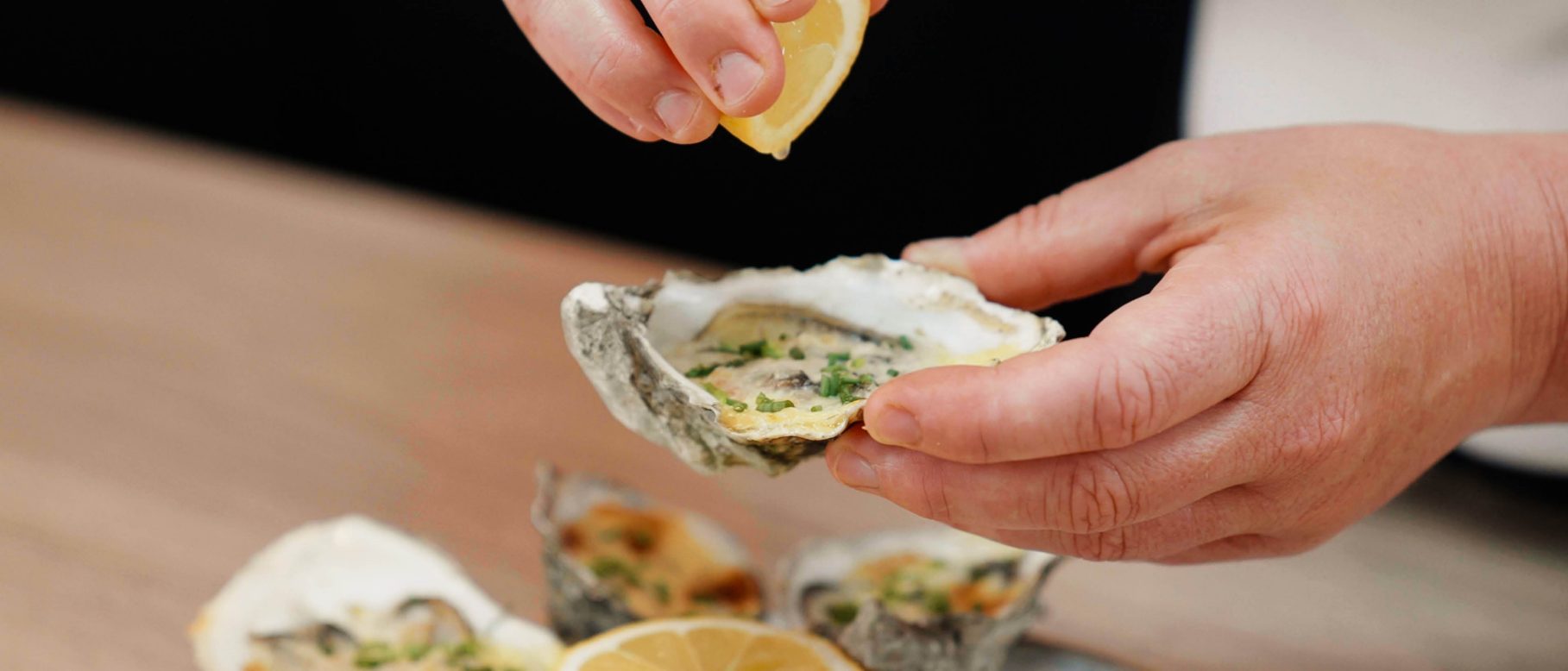 Gegratineerde oesters met proseccosaus